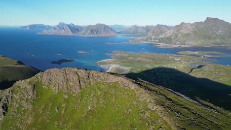 Mirador-Panorámico-De-Las-Islas-Lofoten-En-La-Cima-De-Las-Montañas-En-Noruega---Aéreo