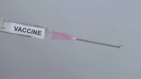 jeringa médica sobre fondo blanco filmada por un médico, primer plano