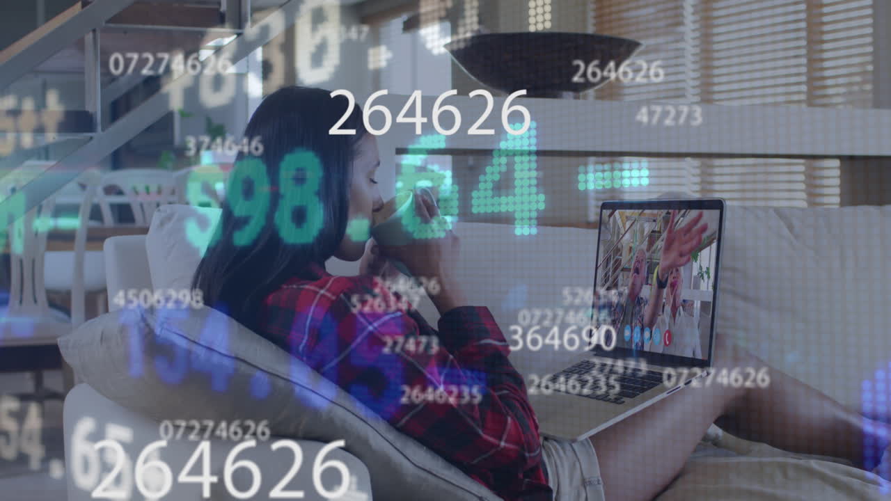 비디오 통화에서 노트북을 사용하는 여성에 대한 번호 변경 및 금융 데이터 처리 애니메이션