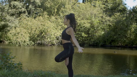 Junge-Frau,-Die-Sonnenpose-Macht-Und-Namaste-Grüßt-In-Der-Nähe-Des-Teiches