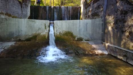 Blick-Auf-Einen-Kleinen-Wasserfall-In-Einem-Kanalisierten-Fluss,-Schweiz