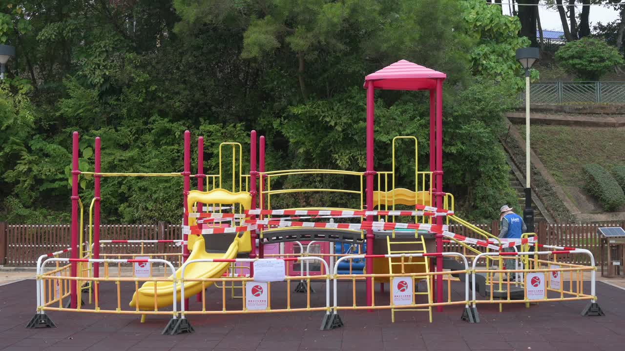 covid-19 코로나바이러스 발생과 홍콩의 제한으로 인해 공공 놀이터에서 테이프와 장벽이 있는 닫힌 슬라이드 플레이
