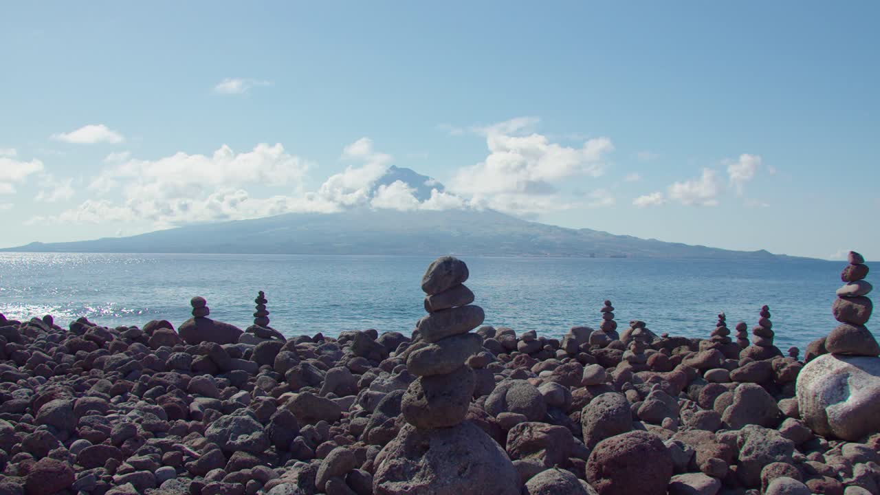 vista a la montaña pico cerca del mar desde la isla de san jorge ubicada en el archipiélago de las azores