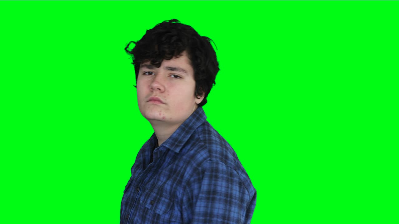 мальчик-подросток с прыщами на лице смотрит в камеру