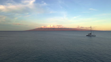 Segelboot-Vor-Der-Küste-Von-Maui-Zur-Magischen-Stunde