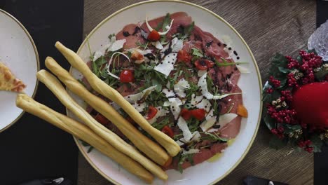 delicioso aperitivo en el restaurante con jamón