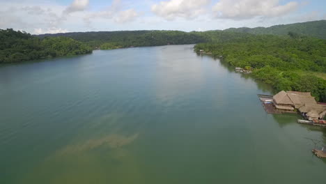 Eine-Antenne-über-Einem-Kleinen-Dorf-Am-Rio-Dulce-In-Guatemala-2