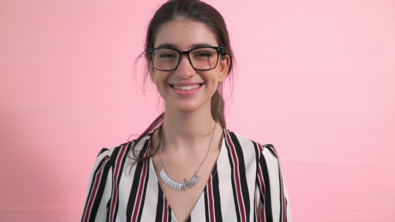 mujer joven se quita la máscara de la cara quitando de la cara