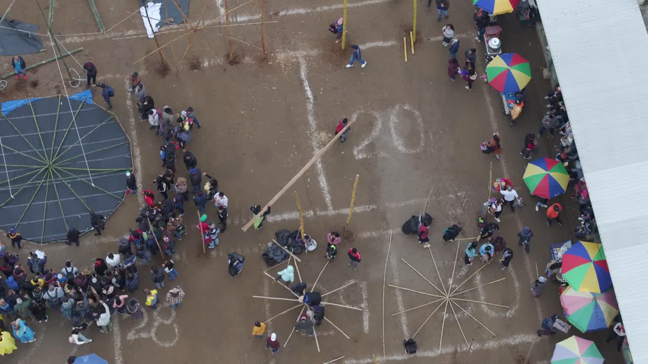 gente caminando con un gran palo de bambú en el festival de cometas de sumpango, aéreo