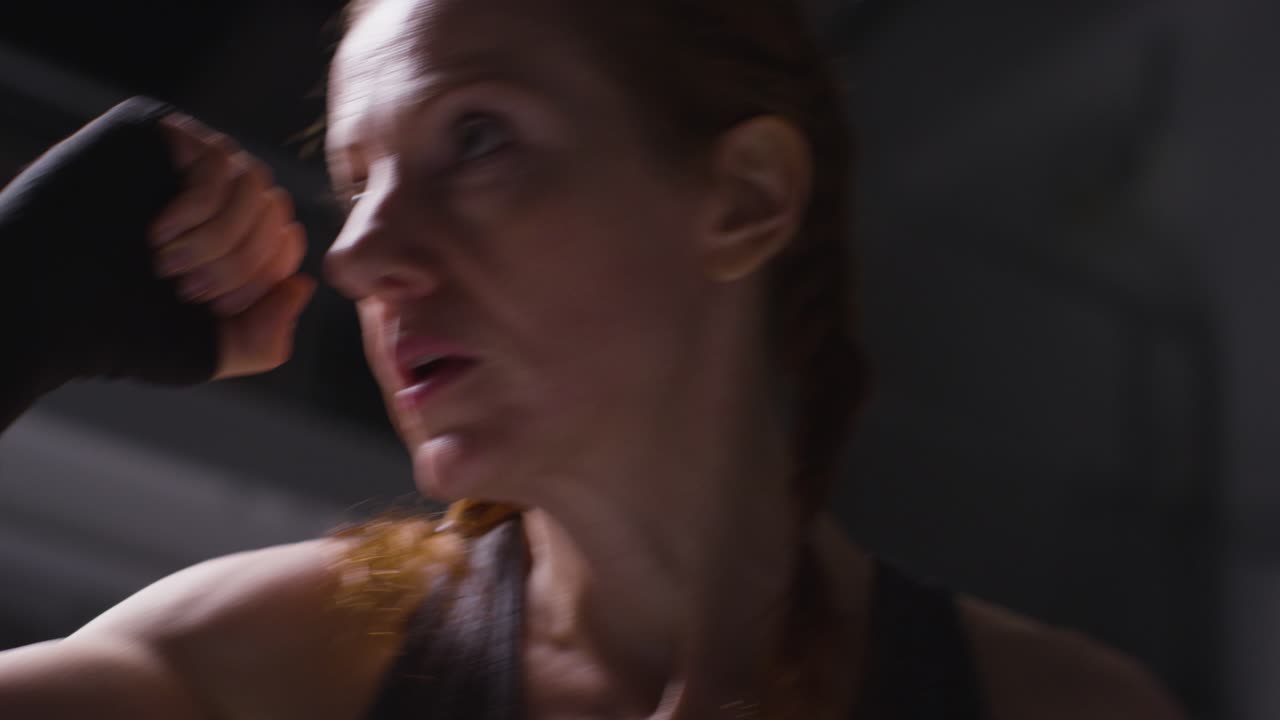 fotografía de cerca de una mujer madura con ropa de gimnasia haciendo ejercicios de entrenamiento 1