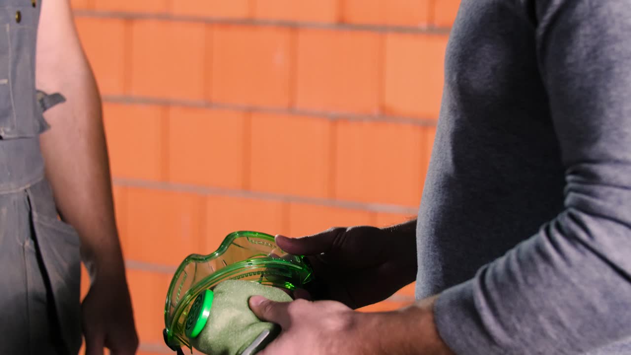 trabajadores de la construcción intercambiando equipo de seguridad