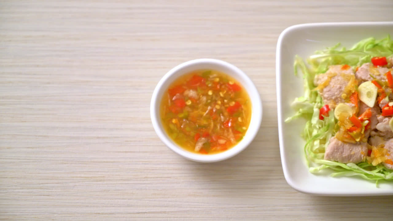 매운 돼지고기 샐러드 또는 라임 마늘과 칠리 소스를 곁들인 삶은 돼지고기