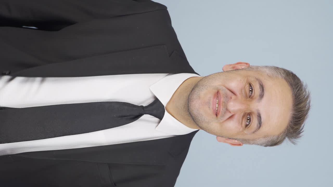 vídeo vertical de un hombre de negocios hablando.