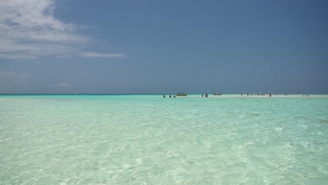 Badende,-Die-In-Seichte-Tropische-Gewässer-Der-Gefängnisinsel-In-Sansibar,-Tansania,-Afrika,-Weite-Fernaufnahme-Eintreten