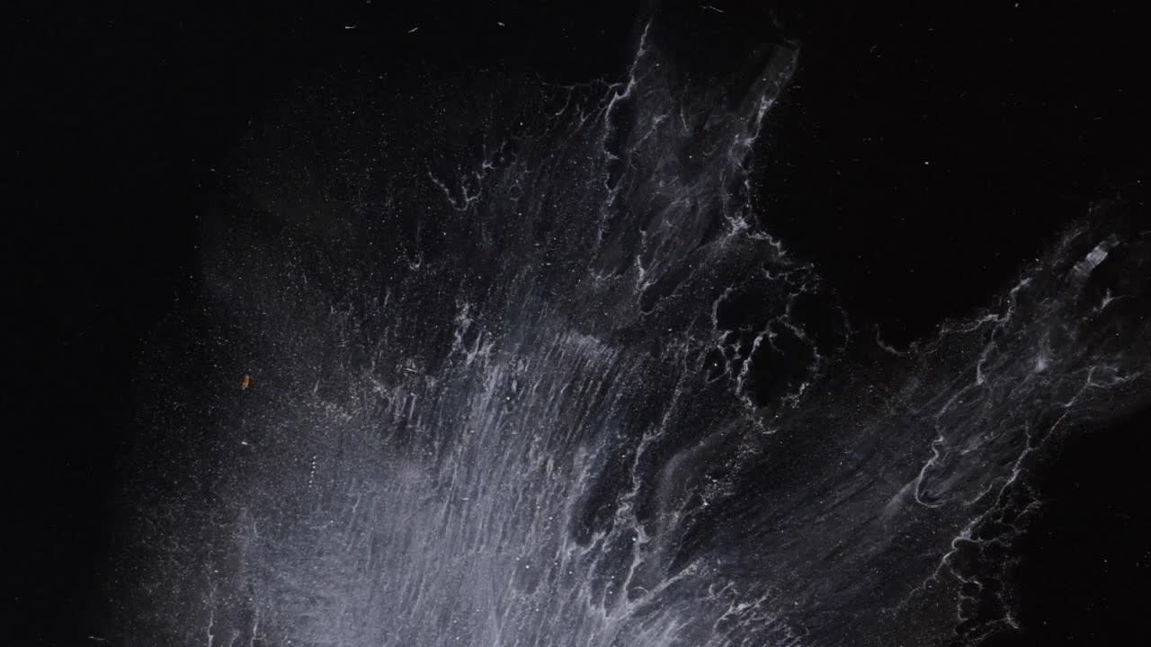 снег и лед текут и скользят вниз, вниз и вниз по черной черноте - для получения дополнительной информации выполните поиск по слову "abstractvideoclip", используя кавычки