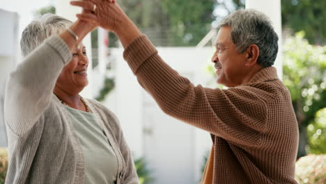 una pareja vieja, bailando en el porche con amor.