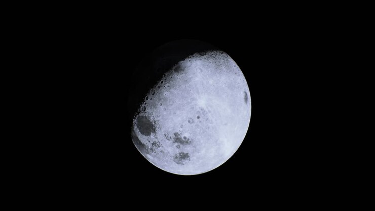 Lua brilhante brilhando em um céu noturno claro, revelando crateras e detalhes da superfície
