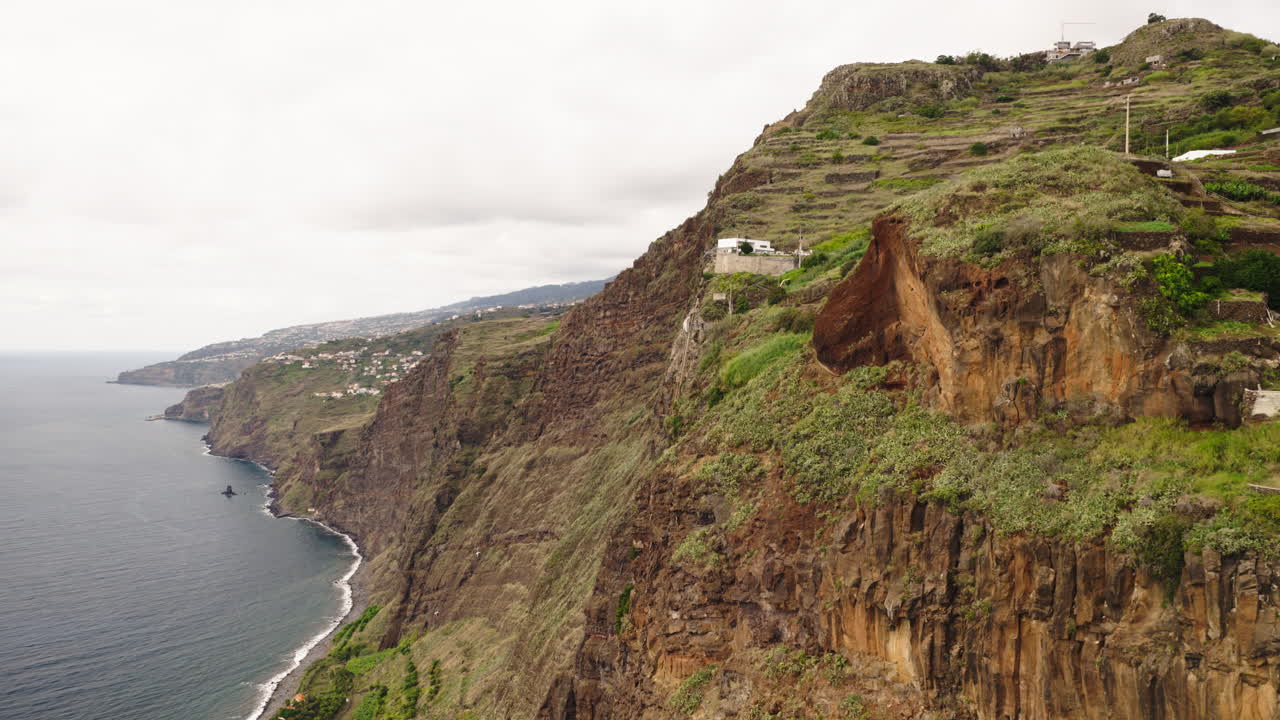 Vista Aérea de Campos em Socalcos em uma Dramática Falésia Costeira na Madeira.