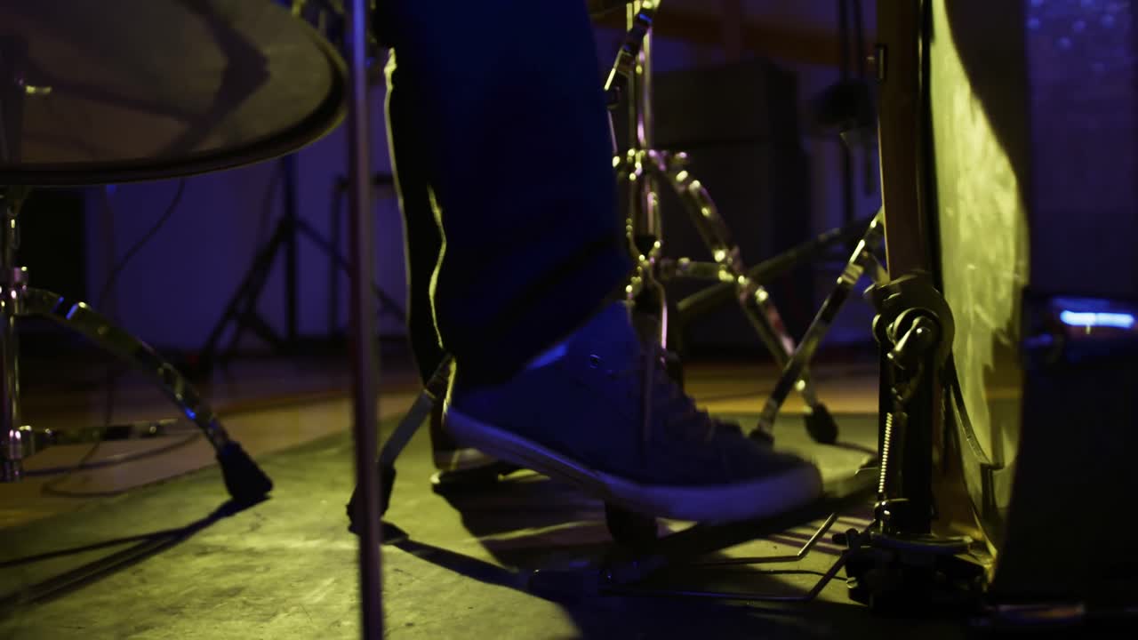 Musicista che suona la batteria in uno studio musicale
