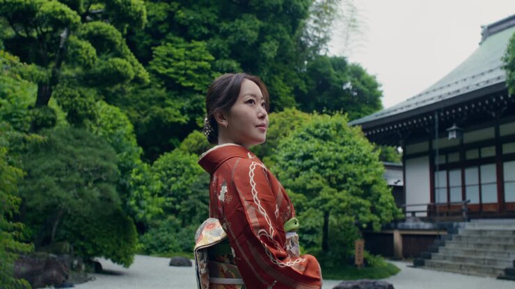 Donna in kimono al tempio giapponese