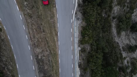 Coche-Rojo-Aparcado-En-La-Curva-Cerrada-De-La-Carretera-BV4608,-Cerca-De-Vinyoles-Y-Sobremunt.