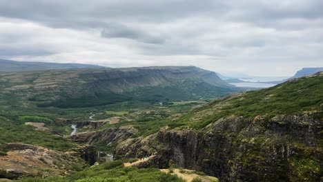 Paisaje-Montañoso-De-Islandia-Con-Color-Verde-Y-Cielo-Cambiante