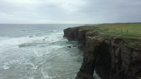 Espectacular-Paisaje-Costero-Con-Formaciones-Rocosas,-La-Playa-De-Las-Catedrales,-España,-Descenso-Aéreo