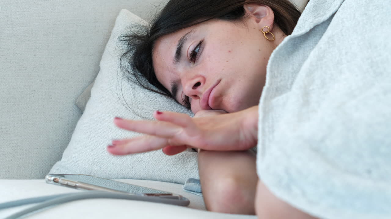 rutina matutina: mujer durmiendo la alarma mientras se despierta