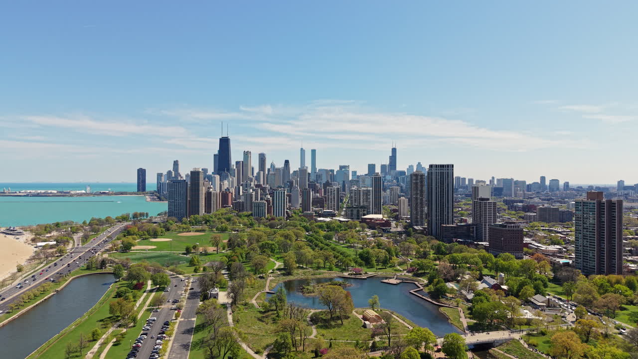 Vista aérea del horizonte urbano de Chicago en un día soleado desde el norte y Lincoln Park, Illinois, EE. UU.