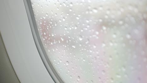 Gota-De-Lluvia-En-La-Superficie-De-La-Ventana-Del-Avión-Desde-El-Interior-De-La-Cabina