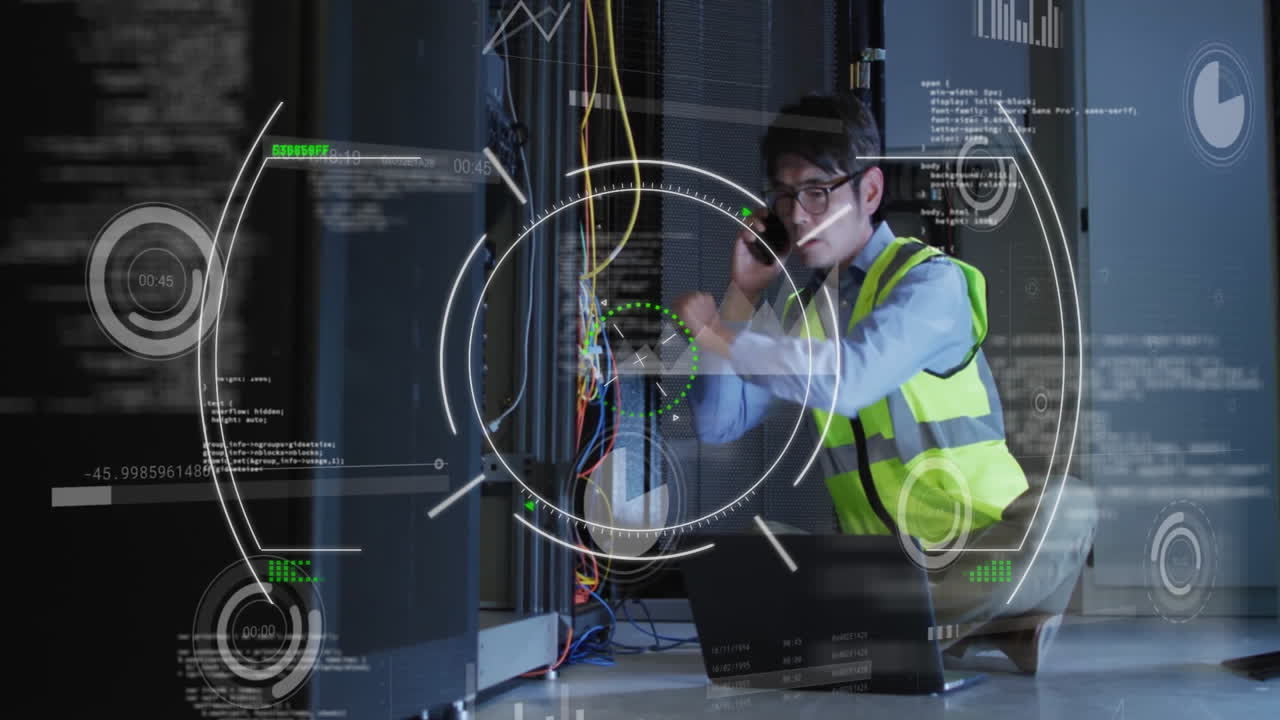 animación de escáner y gráficos de procesamiento sobre técnico masculino asiático usando teléfono en la sala de servidores
