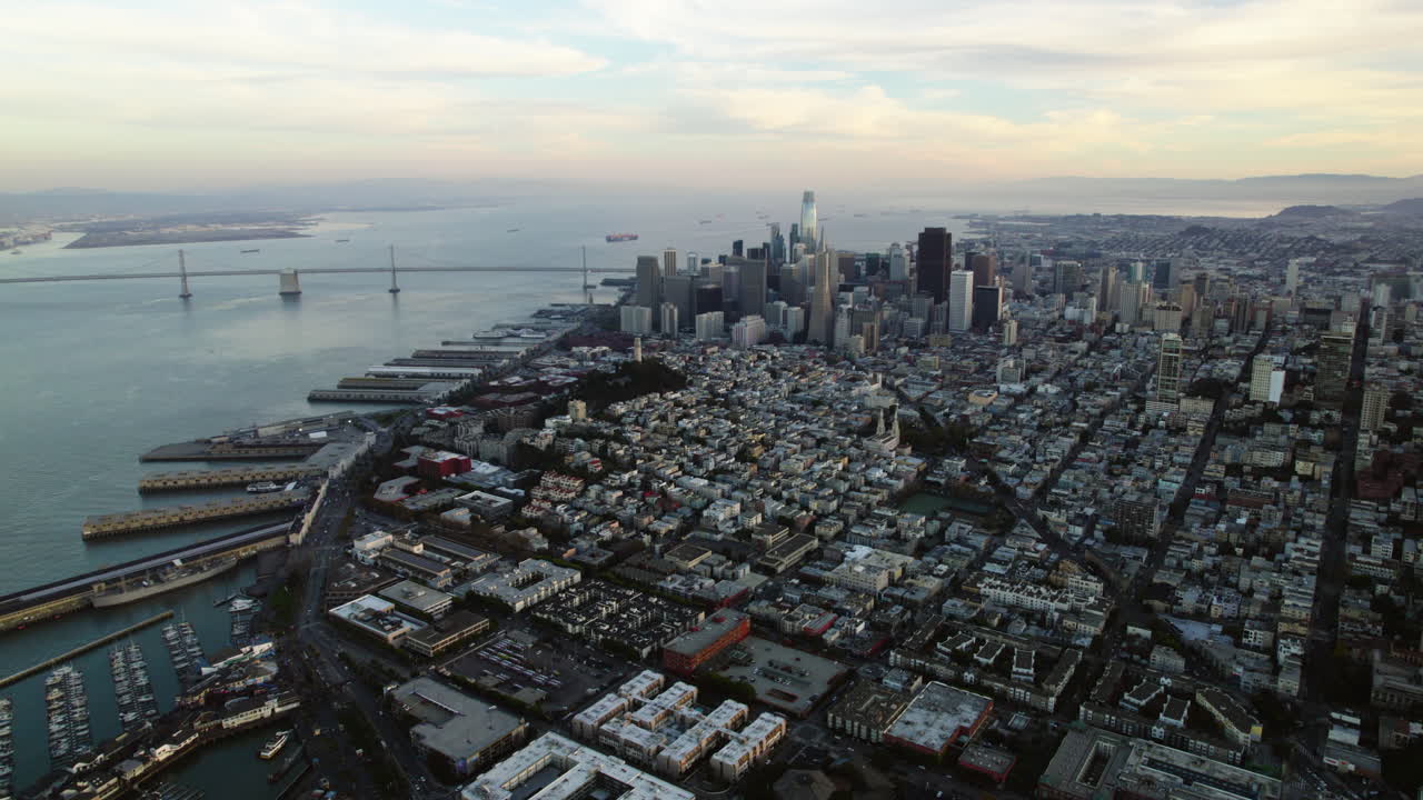 샌프란시스코의 도시 풍경을 내려다보는 공중 풍경, 미국에서 부분적으로 이 나는 아침