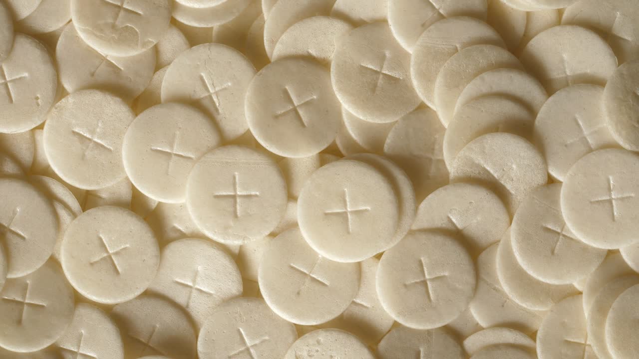 las hostias de la comunión panes sacramentales girando girando plana vista superior