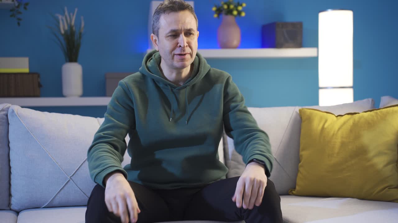 el hombre enojado y enojado está enojado consigo mismo en casa, se da cuenta de sus errores, se arrepiente.