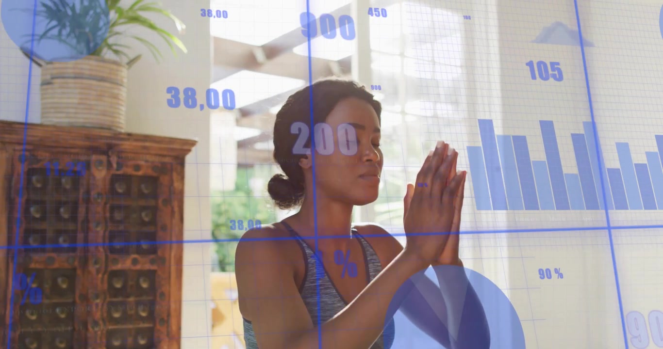 Mulher de meia-idade levantando as palmas das mãos acima da cabeça e monitorando o condicionamento físico através de gráficos animados durante a meditação