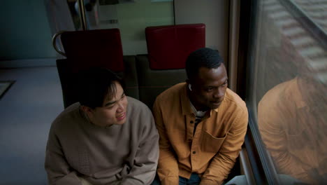 amigos hablando en el tren
