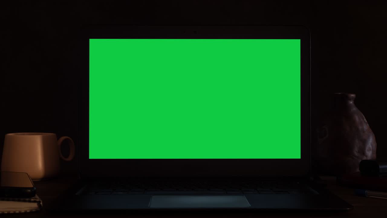vista de la computadora portátil con pantalla verde sobre fondo negro. dolly en