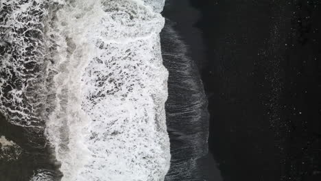 Movimiento-Lento-De-Las-Olas-En-Una-Playa-De-Arena-Negra-En-Islandia