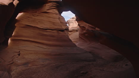 Gimbal-Aufnahme,-Die-Sich-Durch-Den-Slot-Canyon-Bewegt