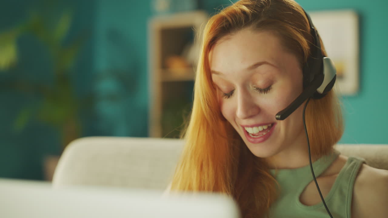 Donna in videochiamata online