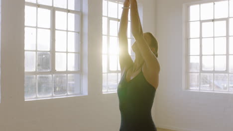 Schöne-Yoga-Frau-Praktiziert-Bergpose-Und-Genießt-Den-Fitness-Lebensstil,-Trainiert-Im-Studio-Und-Dehnt-Den-Flexiblen-Körper,-Trainiert-Frühmorgendliche-Meditation-Auf-Einer-Trainingsmatte