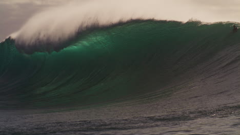 brillantes cristales verdes claros grandes olas barril y hombro escupida rociado en cámara lenta