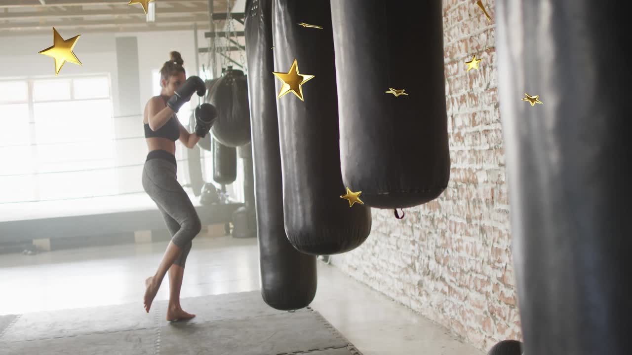 Atleta donna che si avvicina a un sacco, si allena con jab e combinazioni di boxe, stelle dorate che evidenziano i colpi