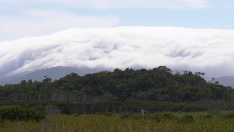 Ein-Zeitraffer-Von-Sich-Schnell-Bewegenden-Wolken,-Die-über-Die-Berge-Am-Wilsons-Promontory-In-Australien-Rollen