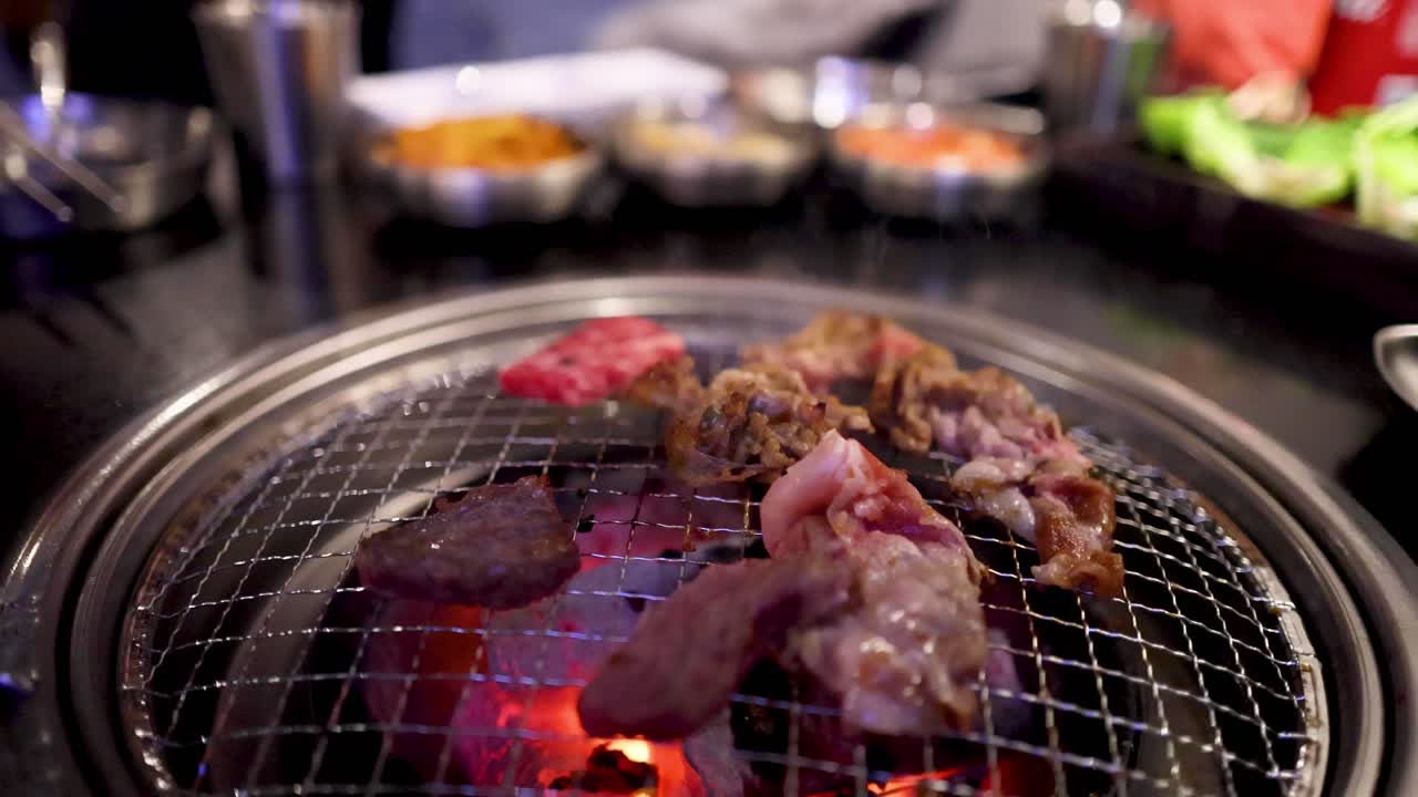 멜버른에서 바베큐에서 고기를 는 것