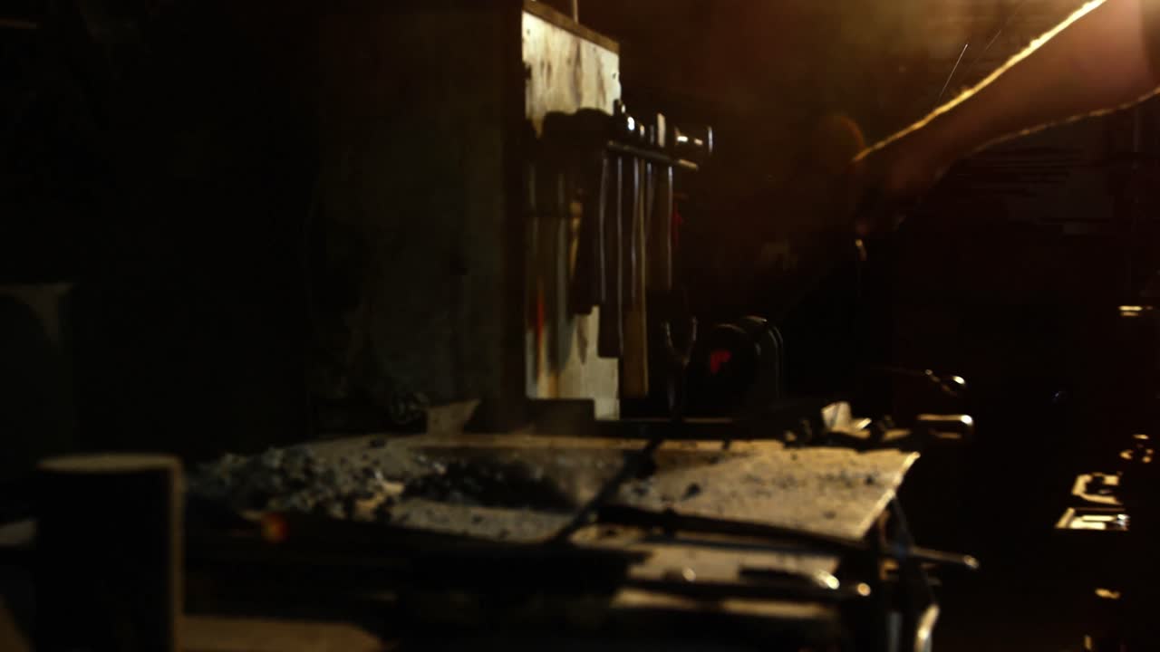 철 막대기 에서 일 하는 도공 의 손