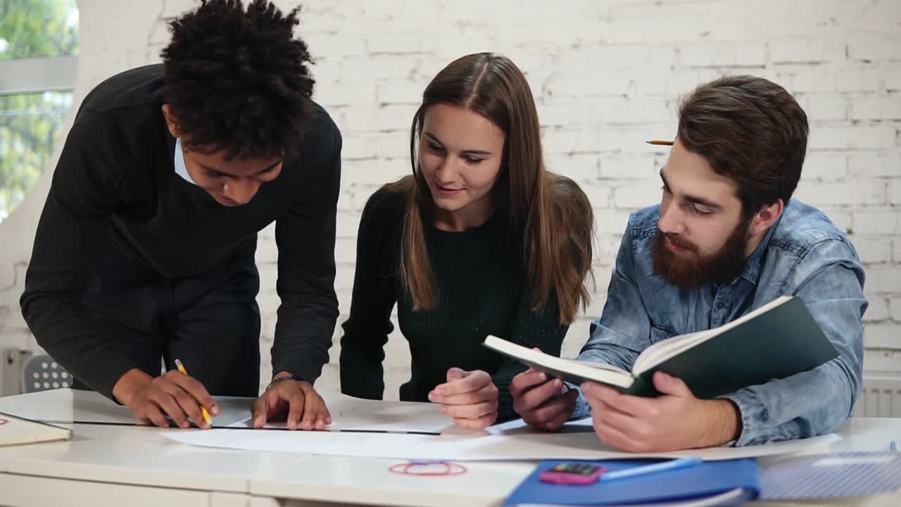 grupo diverso de personas trabajando juntas dibujando un plan, trabajando en un proyecto. trabajador de oficina africano sonriente dibujando un proyecto