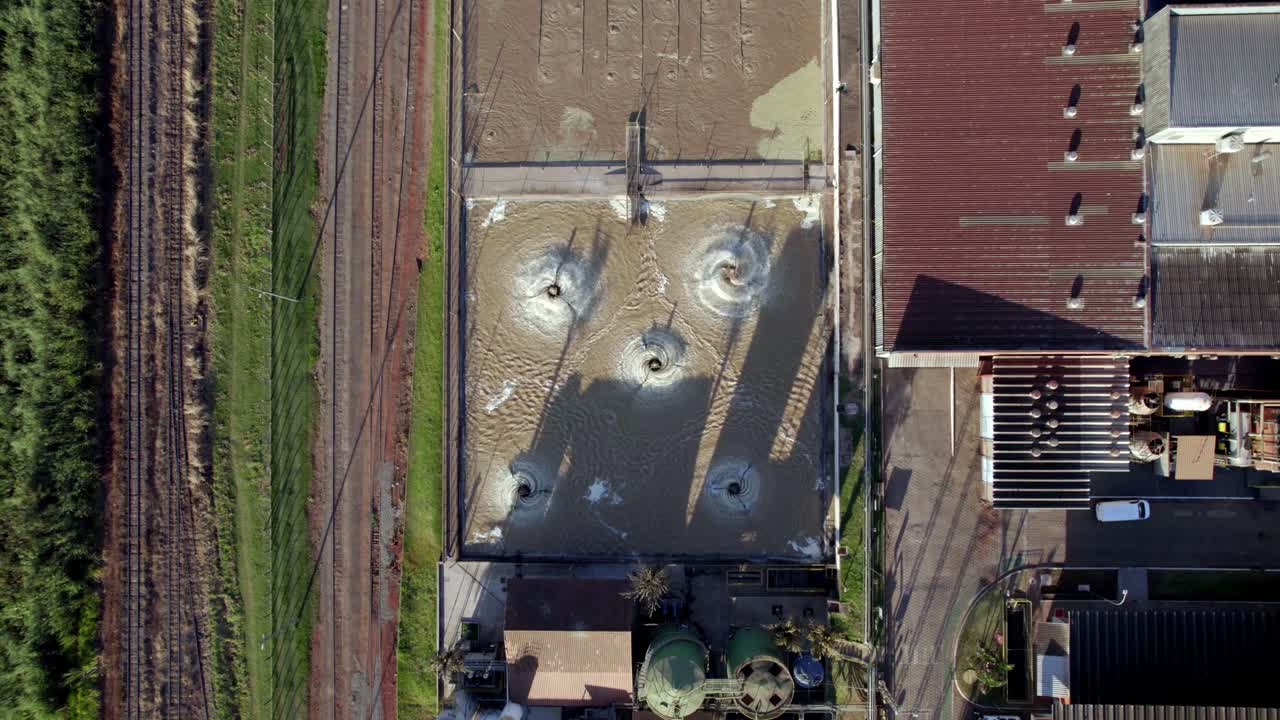 cubas de productos químicos en una fábrica de procesamiento de algodón - vista aérea en línea recta hacia abajo