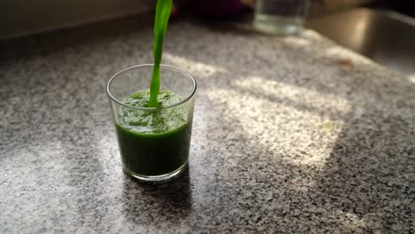 Gießen-Sie-Gesunden-Grünen-Gemüsesaft-In-Glas-Schließen