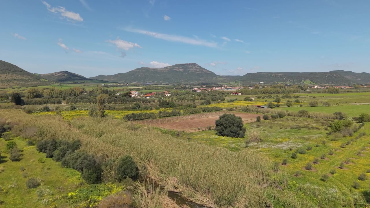 Provincia de Sulcis en Cerdeña, Italia, mostrando el paisaje rural, colinas verdes, vegetación mediterránea y terreno natural - toma de dron